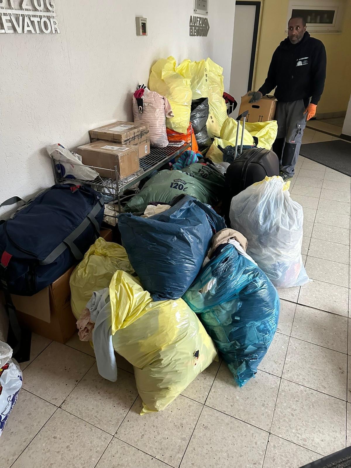 Haushaltsauflösung – Sortiertes Räumgut vor dem Abtransport – Mehrfamilienhaus in der Region.